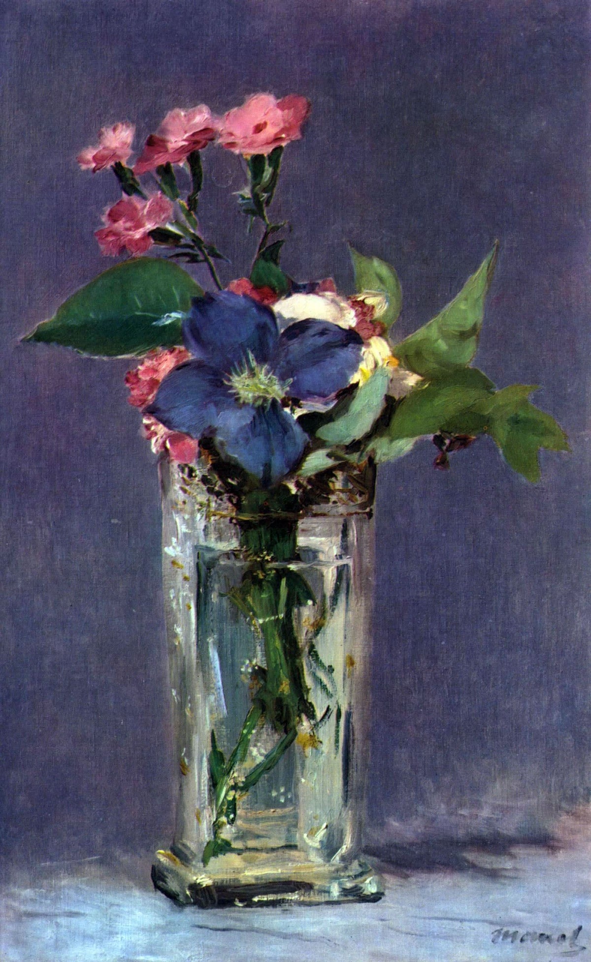 Nelken und Clematis in einer Kristallvase