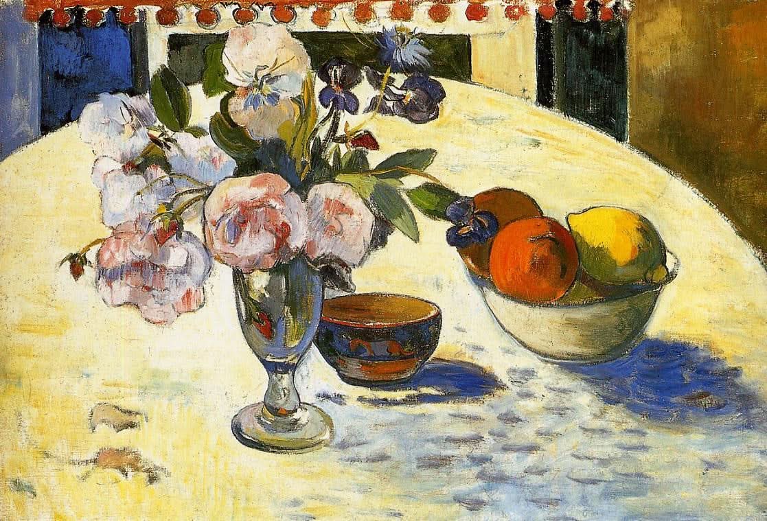 Blumen in einer Obstschale