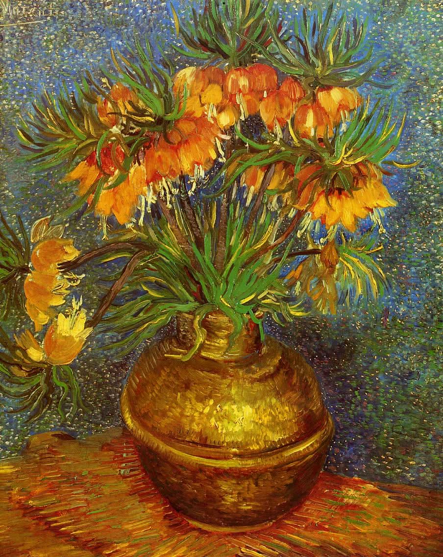 Schachbrettblumen in einer Kupfervase